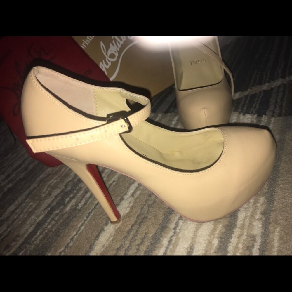 Red button - Picture 2 of 5